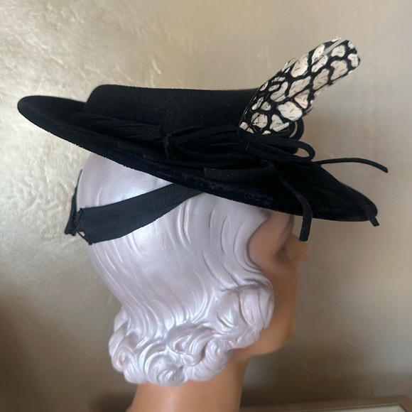 MODISH 1930s' BLACK TILT HAT - VELVET BRIM + PAINTED FEATHERS & BOW - Picture 4 of 12